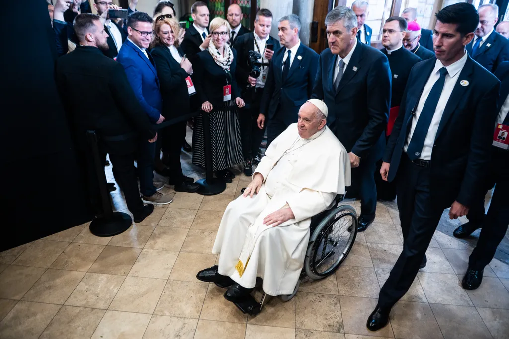 ÚJ NAGY KÉPEK Ferencpápa2023, Ferenc pápa, pápalátogatás, háromnapos apostoli látogatás, Ferenc pápa magyarországi látogatása, Magyarország, péntek, 2023, Árpád-házi Szent Erzsébet-templom, Rózsák tere, 