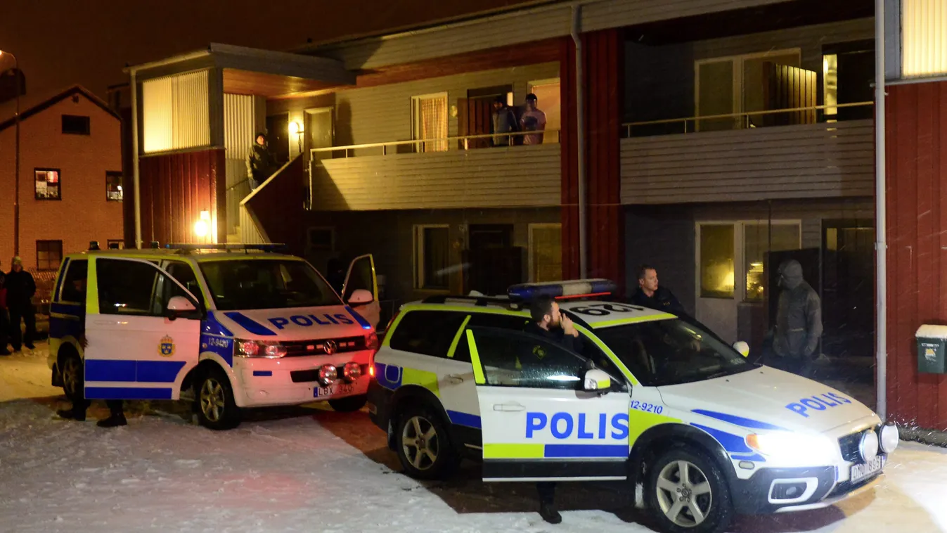 Boliden, 2015. november 20.
Rendőrautók egy menekültközpont előtt az észak-svédországi Bolidenben, ahol őrizetbe vettek egy terrortámadást tervező iraki férfit, Mutar Mutanna Madzsidot 2015. november 19-én.  (MTI/EPA/Robert Granstrom) 