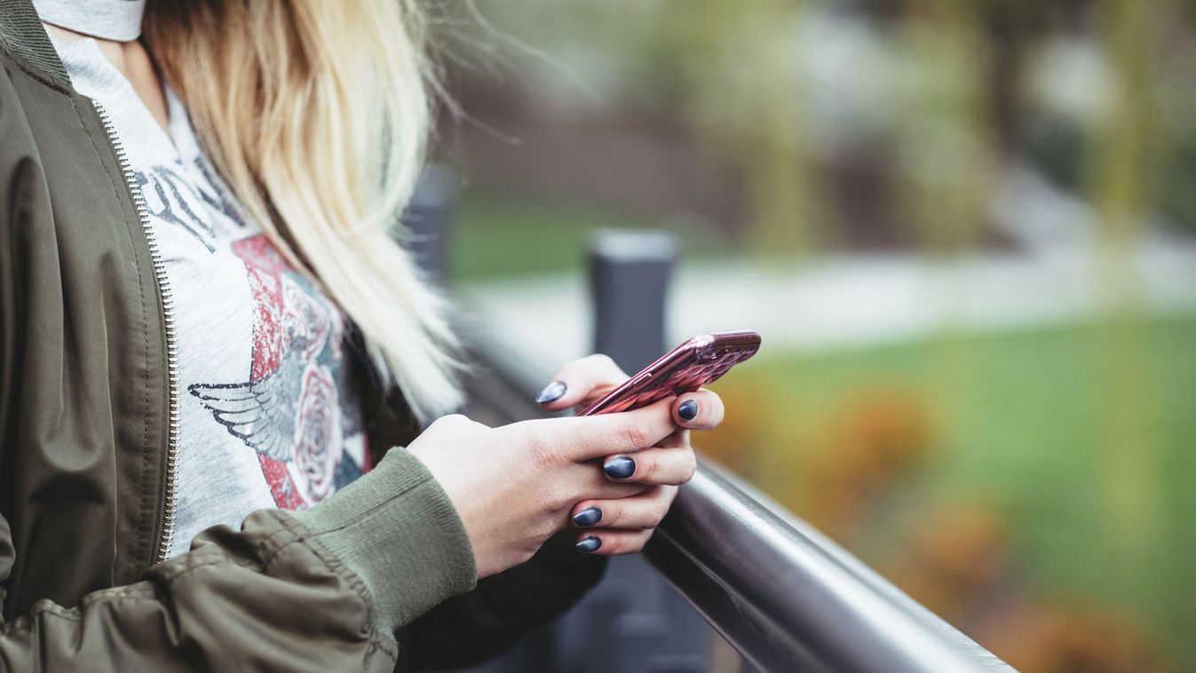 mobilozás chatelés üzenetküldés texting messaging okostelefon smartphone 
