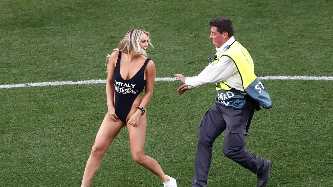 BL-döntő, pályára futó nő, streaker 