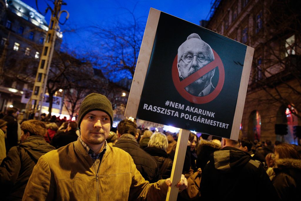 Tüntetés Niedermüller Péter erzsébetvárosi polgármester ellen DK Demokratikus Koalíció 