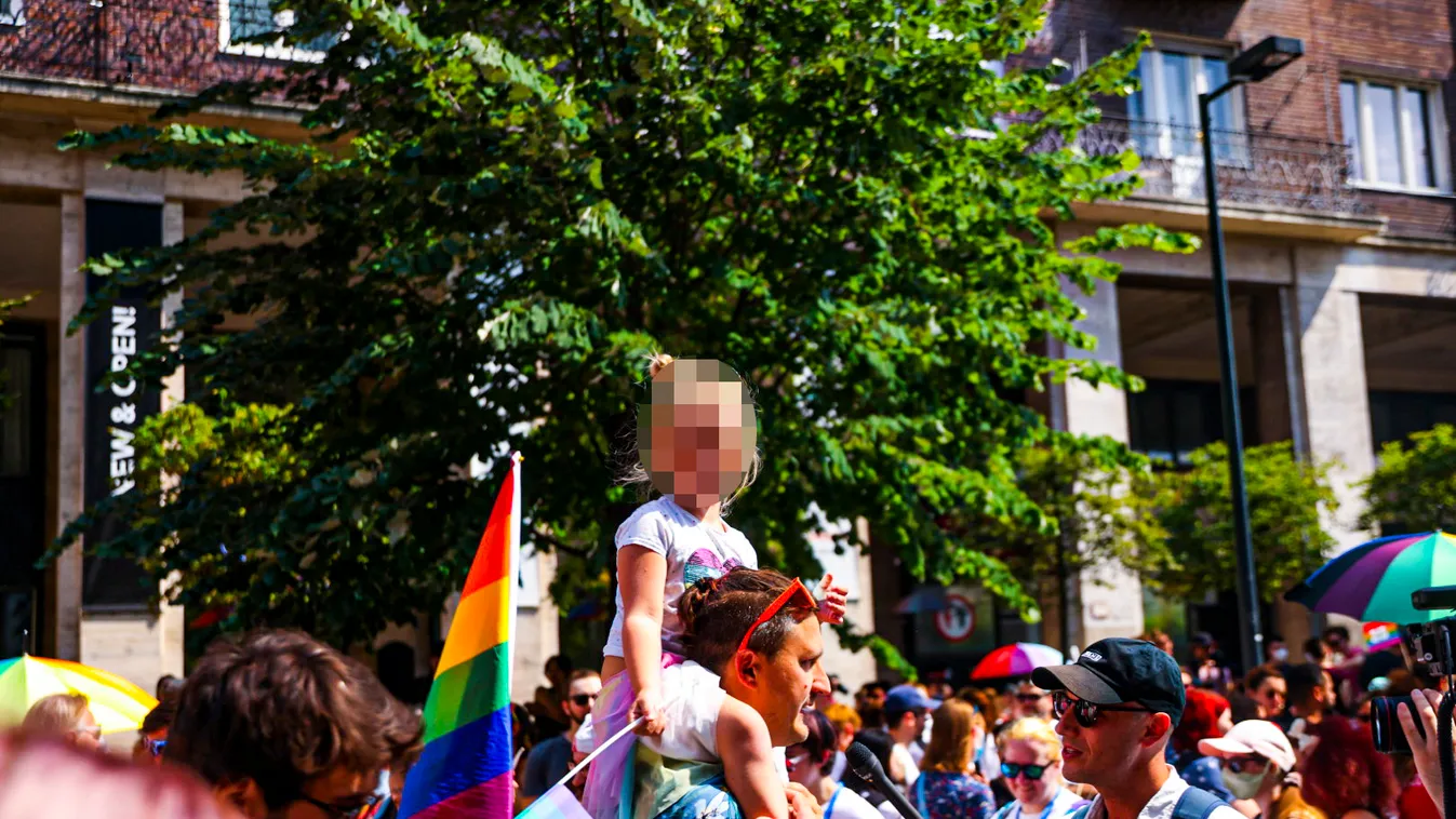 Pride-felvonulás Budapesten, Pride, Budapest, Budapest Pride 2021, LMBTQ, LMBT, LGBT, 2021.07.24., gyerek, kisgyerek, gyerekkel a Pride-on 