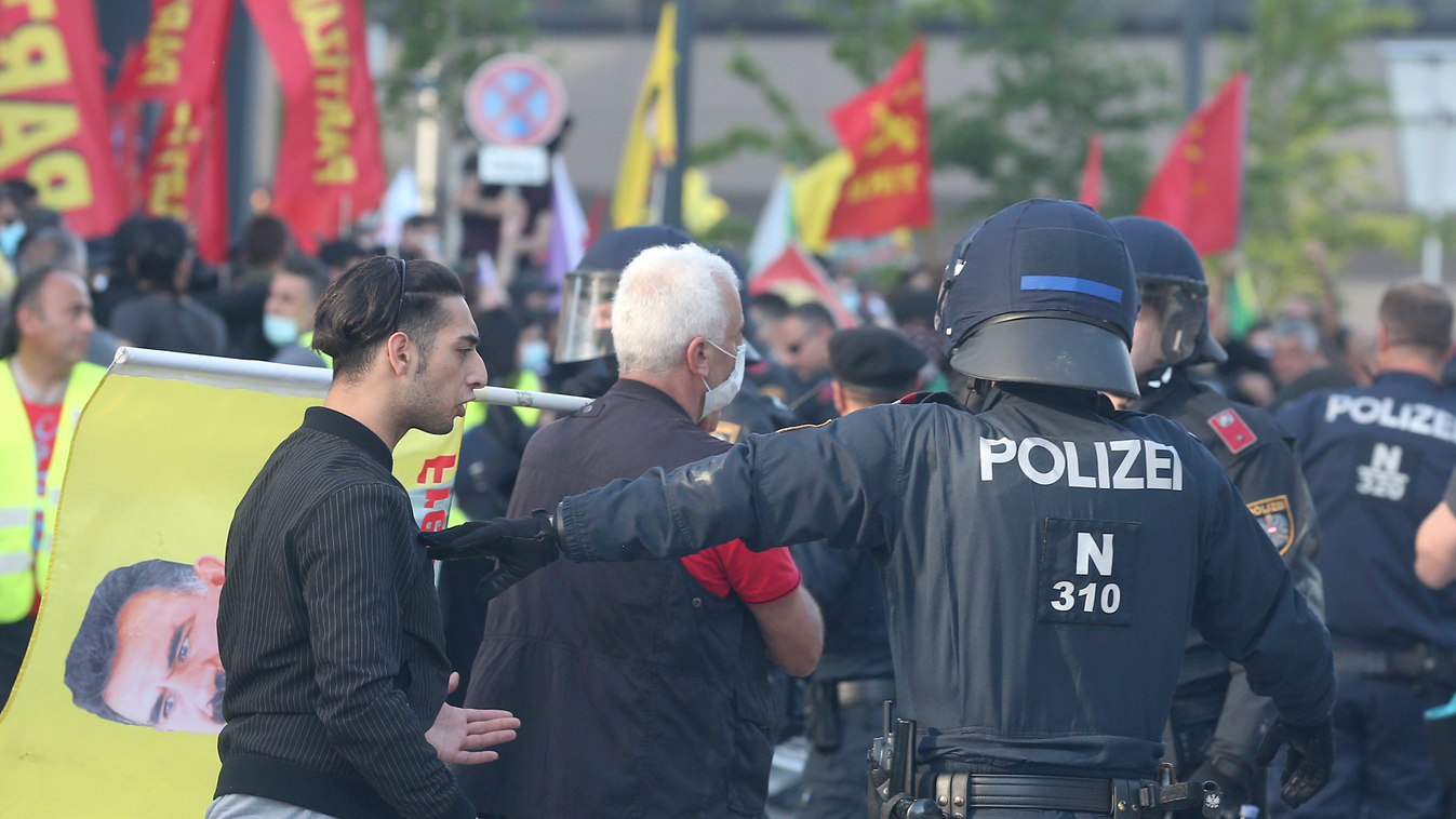 Bécs, 2020. június 28.
Kurd és török tüntetőket választanak el egymástól osztrák rendőrök Bécsben 2020. június 27-én. A kurdok a török nacionalista és iszlám csoportok agresszív fellépése ellen tiltakoztak.
MTI/AP/Ronald Zak 