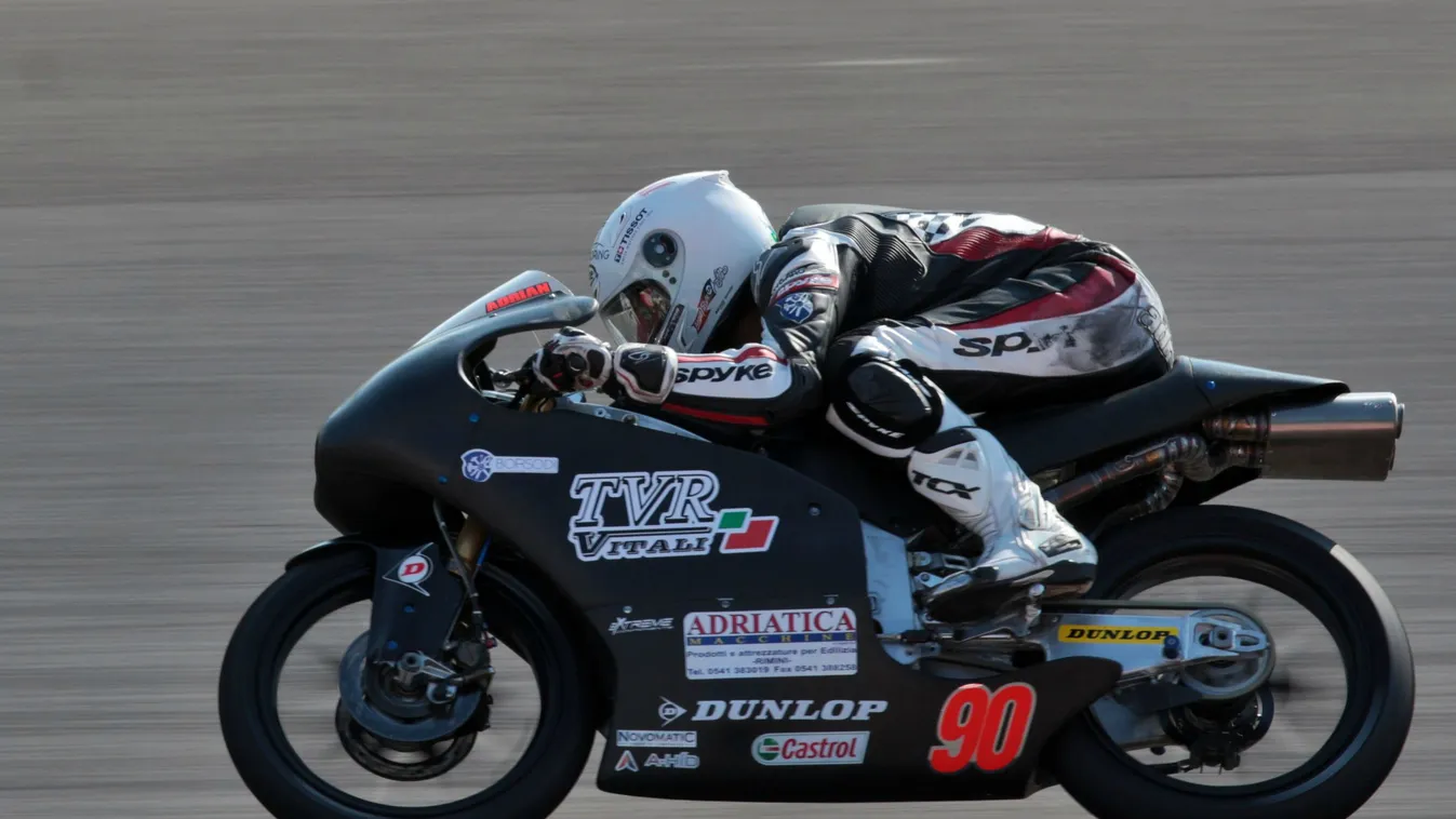 Gyutai Adrián, a TVR Vitali magyar versenyzője a gyorsaságimotoros-világbajnokság San Marinó-i Nagydíjának szabadedzésén 2015. szeptember 11-én, Misanóban. A 24 éves paksi versenyző a szabadedzéseken limitidőn belül motorozott. 