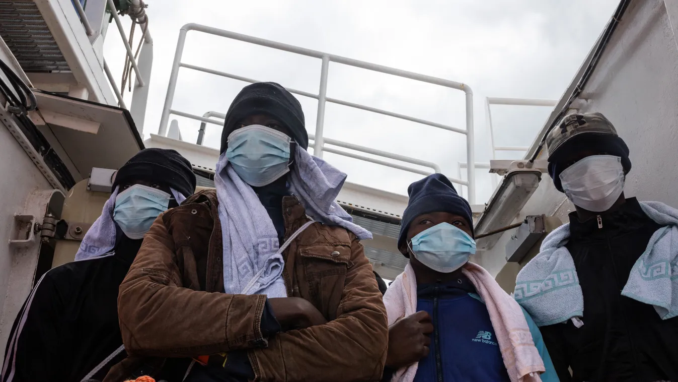 migráció, migráns, Líbia,  Ocean Viking Mediterranean sea Mediterranee ONG SAR augusta bateau bateau de sauvetage debarquement disembarkation first aid humanitaire humanitary italie italy maritime mer mer Mediterranee migrant 