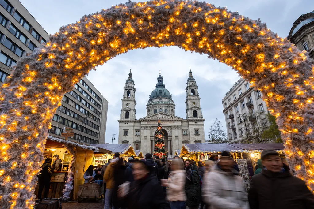 Karácsonyi vásárok a világban adventi vásár ÉPÜLET fényfüzér fénykapu SZEMÉLY templom vásárló 