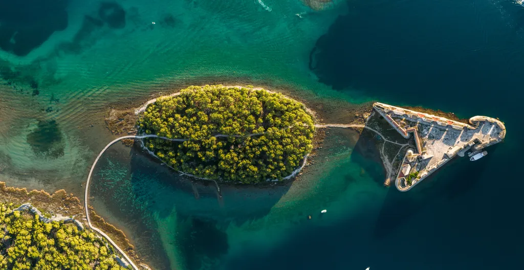 St. Nicholas Fortress, Horvátország, Szent Miklós erőd, Šibenik, Szent Ante-csatorna bejárata, velencei erődépítésű rena-iszánsz épület, világ építészeti örökség, Adria 