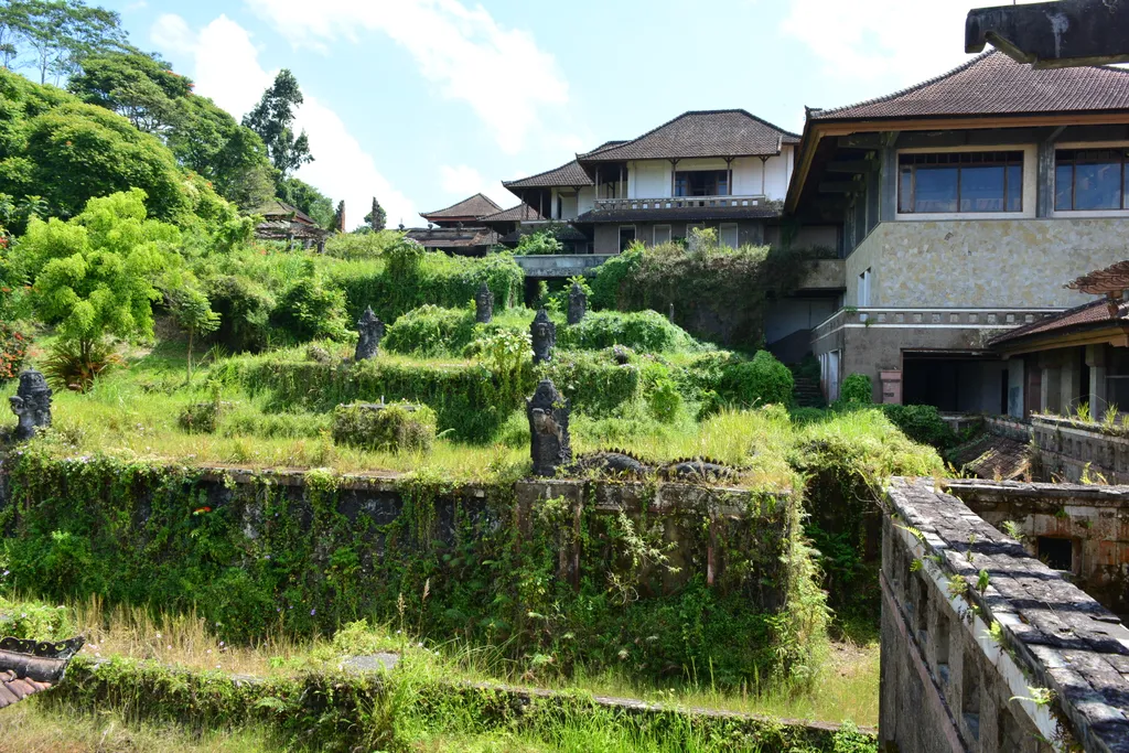 Ghost Palace Hotel, PI Bedugul Taman Rekreasi Hotel and Resort, elhagyatott, üres, szellemhotel, Bali, galéria, 2023 