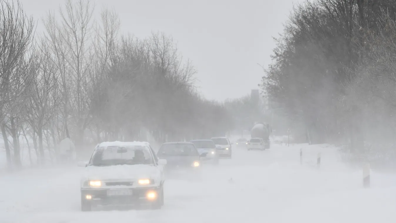 havazás Hajdúnánás, 2018. március 18.
Autók közlekednek a hófúvásban a Hajdúnánás és Hajdúdorog közötti úton 2018. március 18-án.
MTI Fotó: Czeglédi Zsolt 