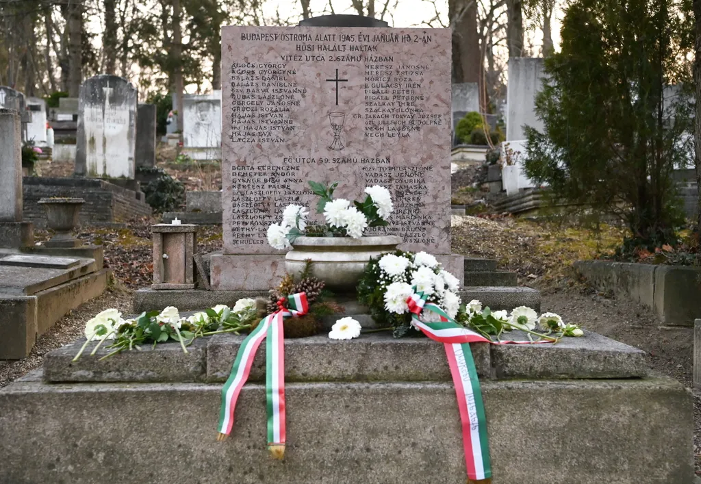 Budapest ostromának civil áldozataira emlékeztek a fővárosban, galéria, 2022 