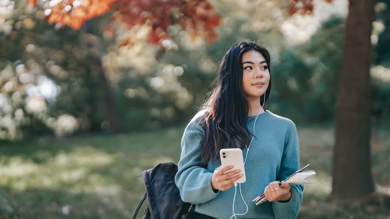 mobilozás okostelefon természet park zenehallgatás diák hallgató smartphone music 