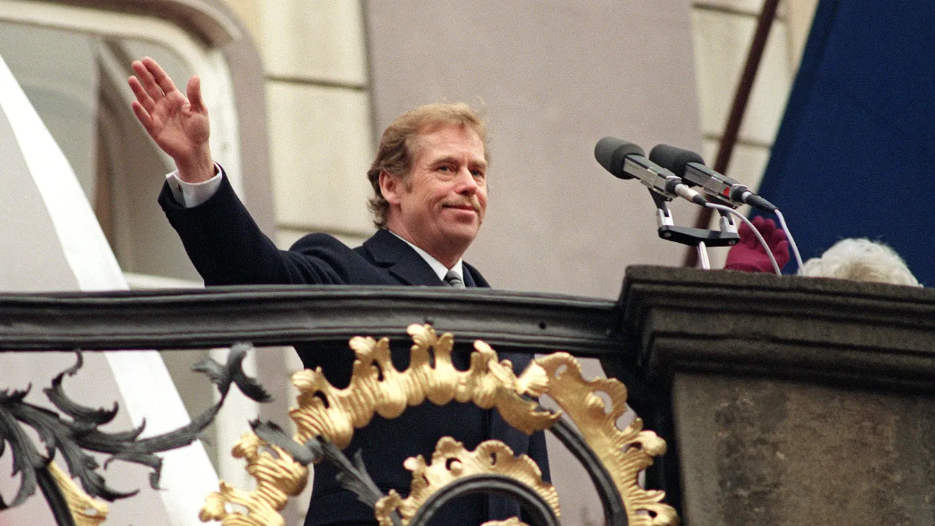 bársonyos forradalom Vaclav Havel, a dissident playwright and leading member of the Czechoslovak opposition Civic Forum, waves to wellwishers 29 December 1989, shortly after he t 