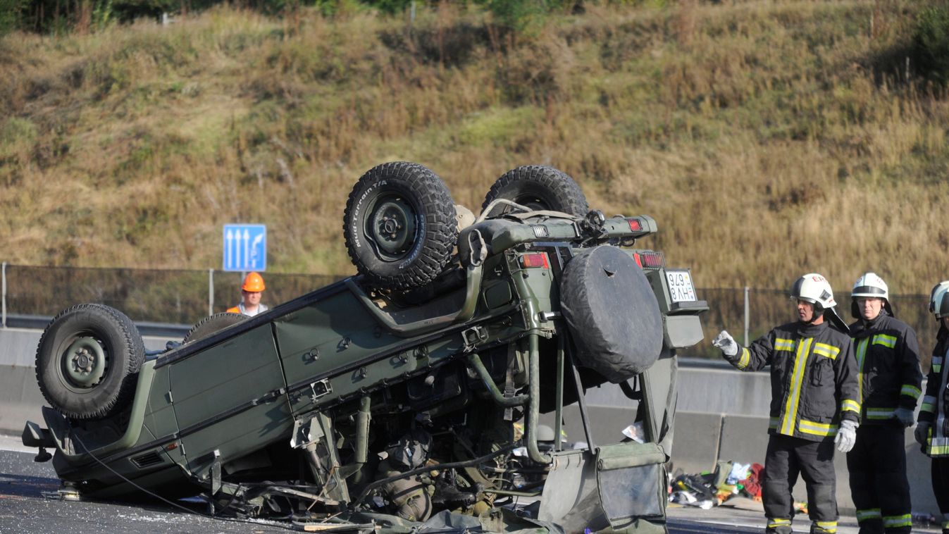 Felborult katonai terepjáró az M0-s autóút M5-ös autópálya felé vezető oldalán Törökbálint közelében 2016. szeptember 24-én. A balesetben négy katona sérült meg.
MTI Fotó: Mihádák Zoltán 