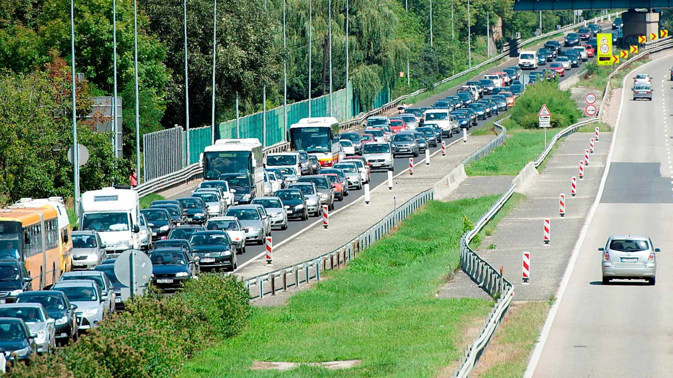 Torlódik a forgalom az M7-es autópályán 