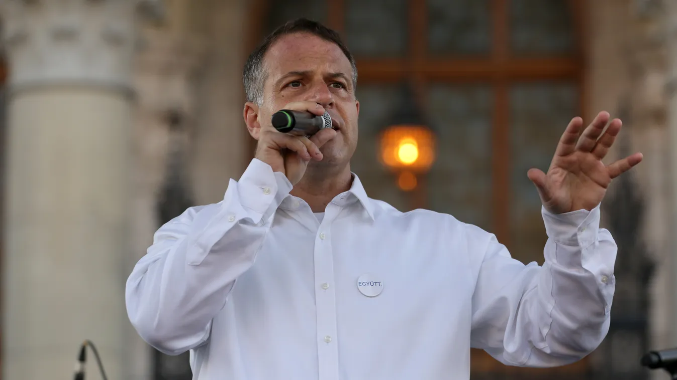 "Szégyelld magad, Orbán" tüntetés  Juhász Péter szervezésében. 