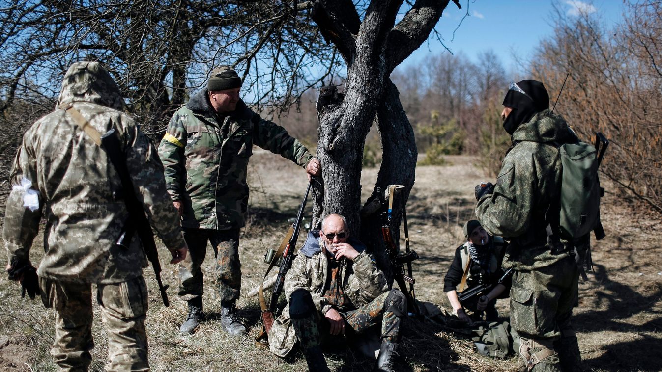 A Kelet-Ukrajnában harcoló, Ajdar ukrán belügyi önkéntes alakulat tagjai pihennek gyakorlatozás közben a Kijevtől mintegy 120 km-re nyugatra fekvő Zsitomir közelében.

http://www.origo.hu/nagyvilag/20150407-husvethetfon-is-folytak-a-harcok-kelet-ukrajnaba