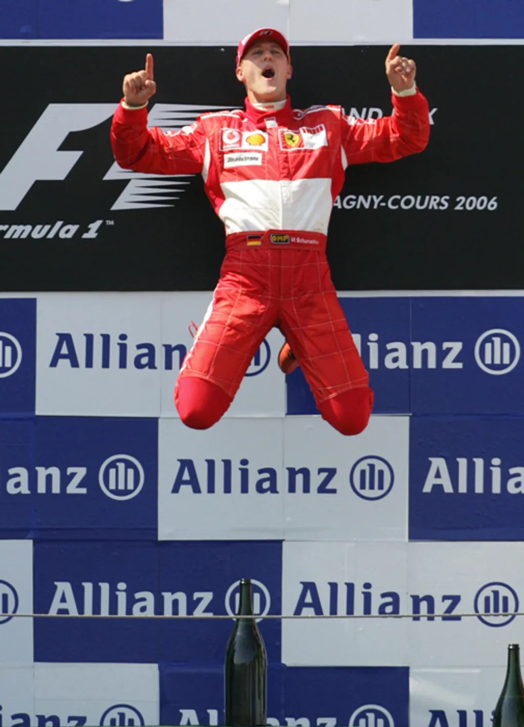 Schumacher a Francia Nagydíjon aratott győzelmét ünnepli 2006-ban. Schumacher volt az első pilóta a Forma-1 történetében aki 8-szor tudta megnyerni ugyanazt a nagydíjat