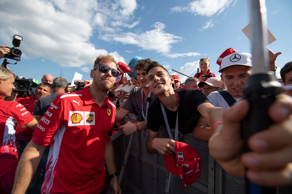 Előkészületek a Forma-1-es Magyar Nagydíjra, Sebastian Vettel, Scuderia Ferrari, szurkolók 