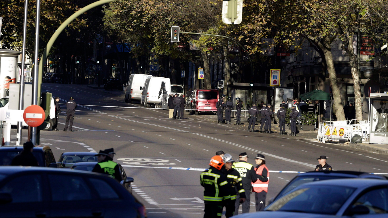 Madrid, 2014. december 19.
Rendőrök a kormányzó konzervatív, kereszténydemokrata Néppárt székházánál Madridban 2014. december 19-én, miután egy spanyolt férfi autójával belehajtott az épületbe. Az elkövető, akinek tönkrement a vállalkozása, és Mario Rajoy