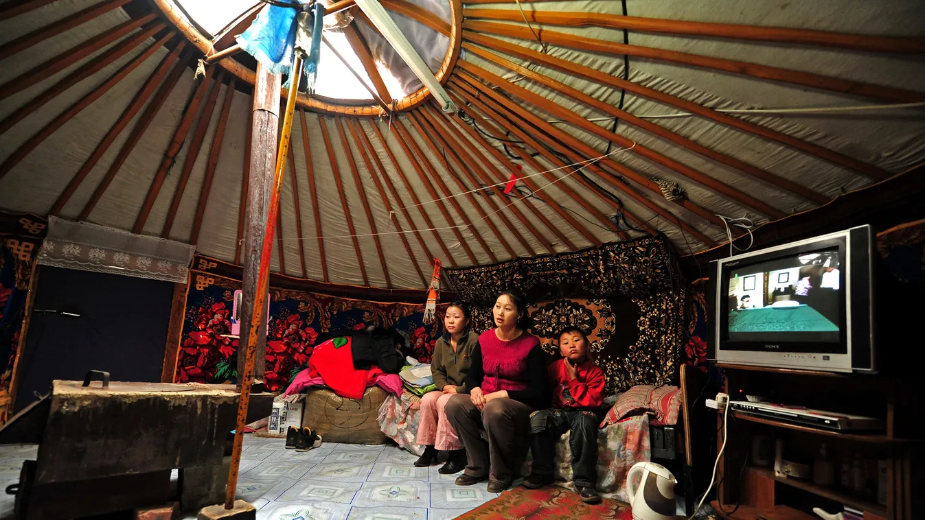 Egy vállalkozó magyar termékeket népszerűsítene Mongóliában, jurta 