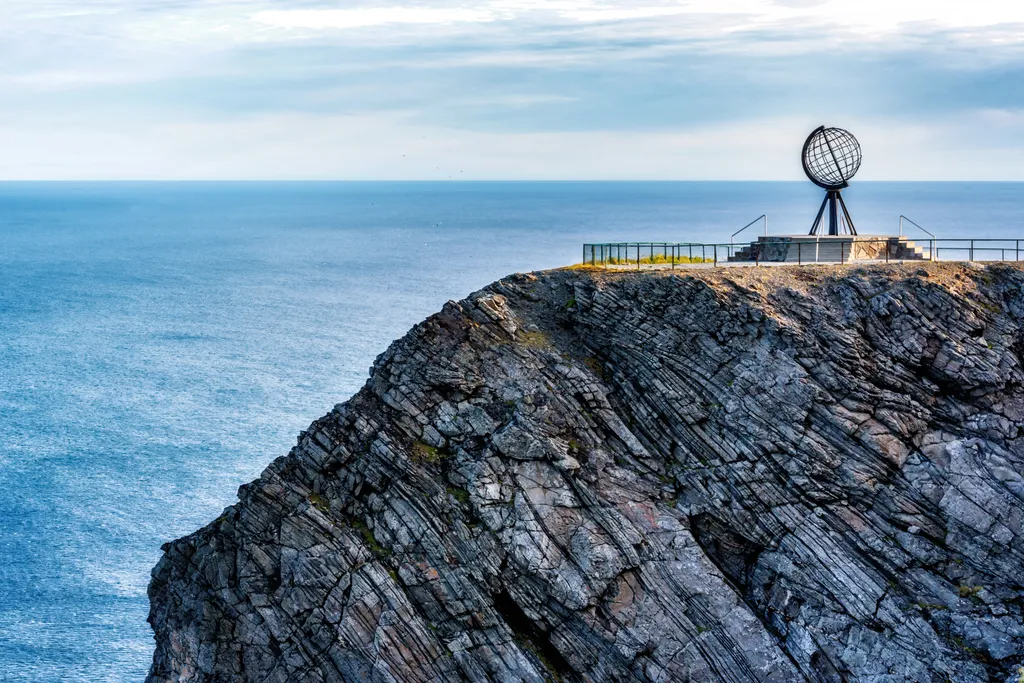 norvégia, északi, európa legészakibb pontja, Nordkapp, North Cape, finnország, északi tenger, szobor, turista köszpont 