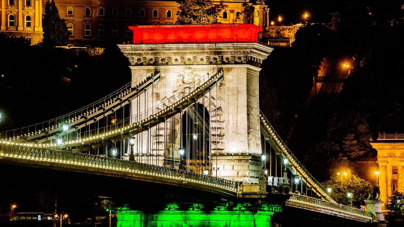 A nemzeti színű fényfestés a Lánchídon 