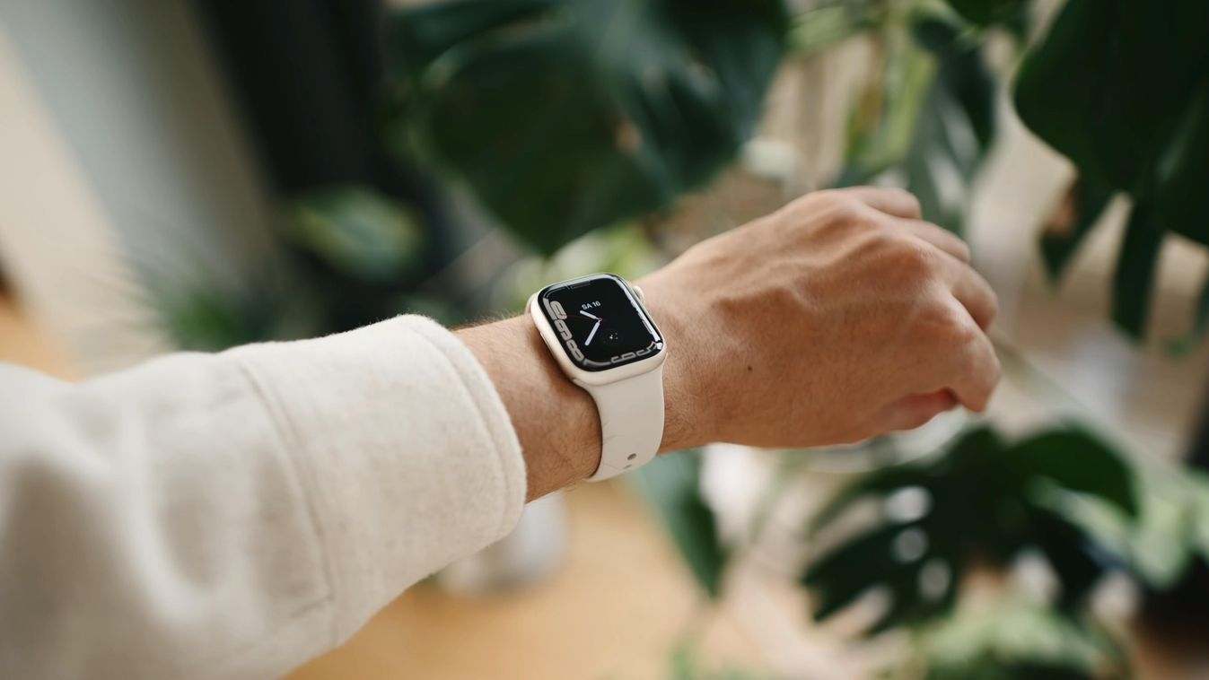 legdivatosabb ajándékok   Apple Watch Series 7 Berlin,,12,November,2021:,Apple,Watch,Series,7,-,Modern smartwatch,smartphone,gadget,illustrative editorial,screen,wrist 