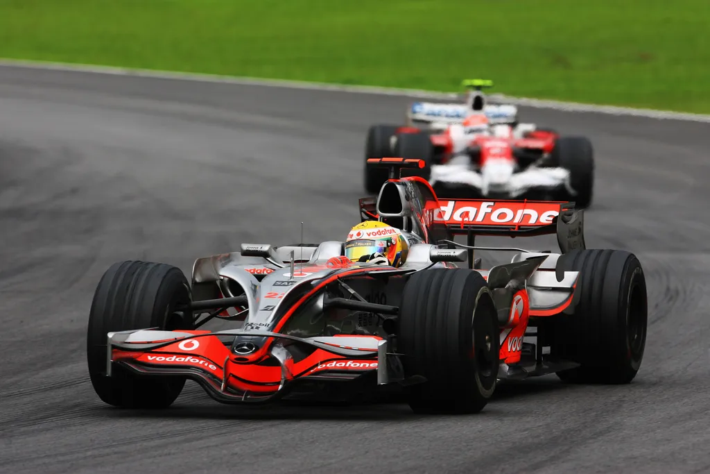 Forma-1, Lewis Hamilton, McLaren-Mercedes, Timo Glock, Toyota, Brazil Nagydíj 2008 