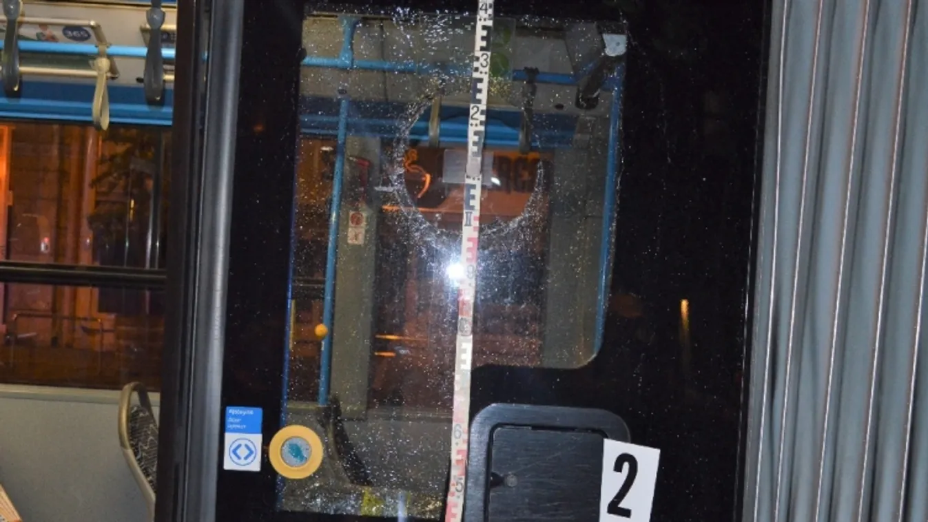 kővel dobta be egy busz ablakát egy férfi 