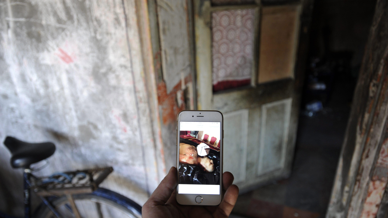 Örkény, 2015. március 18.
Egy hozzátartozó mutatja mobiltelefonján az Örkényben lelőtt férfiről készült fotót 2015. március 18-án. Az elhunyt férfi március 17-én este baltával támadt a dabasi rendőrkapitányság intézkedő járőrére. A rendőr szolgálati fegyv