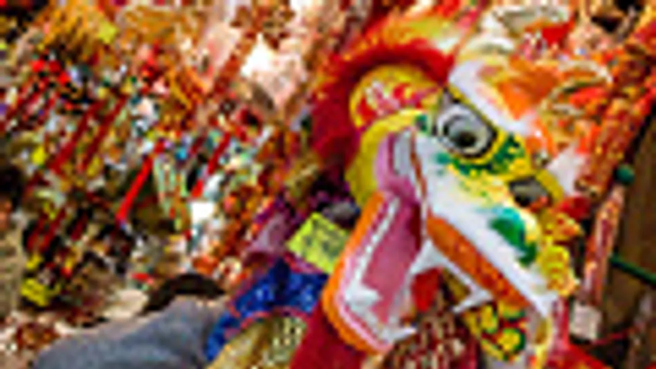 Papírsárkányok és lampionok egy hongkongi üzletben, kínai új év, a kigyó éve