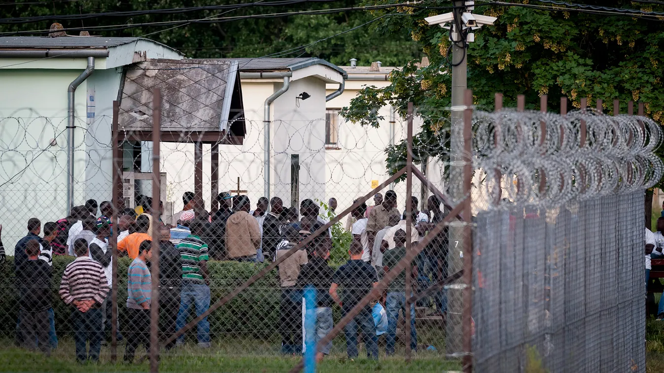 Debrecen, 2013. június 28.
A debreceni menekülttábor, miután a rendőrségnek közbe kellett avatkoznia, mert tömegverekedés tört ki a befogadóállomáson élők között 2013. június 28-án.
MTI Fotó: Cz 