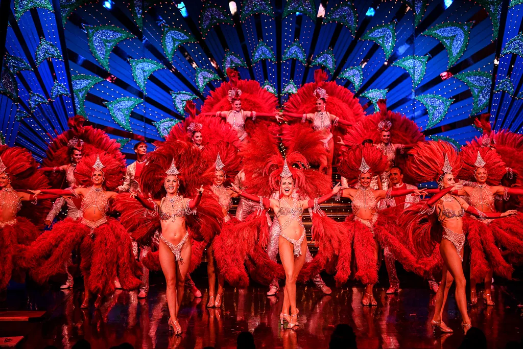 Újra megnyílik Párizs híres burleszkhelye, a Moulin Rouge - galéria 