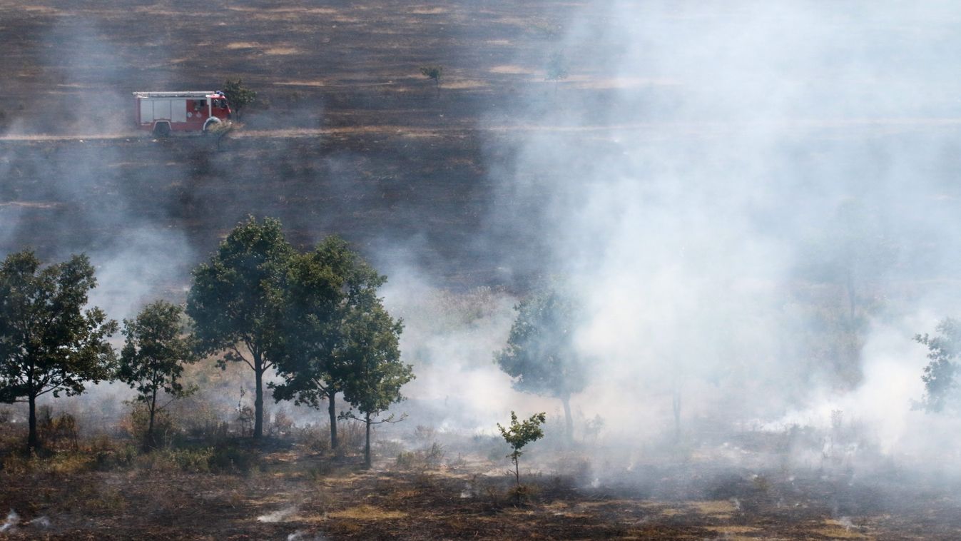 Tapolca, 2015. augusztus 8.
Tűzoltóautó a Tapolca határában keletkezett 80 hektáros avartűz oltásán 2015. augusztus 8-án.
MTI Fotó: Nagy Lajos 