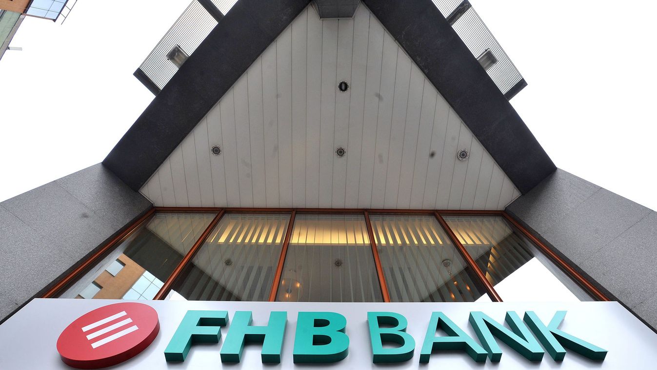 Felirat az FHB Bank XIII. kerület Váci úti bankfiókjának épületén.
MTI Fotó: Máthé Zoltán 