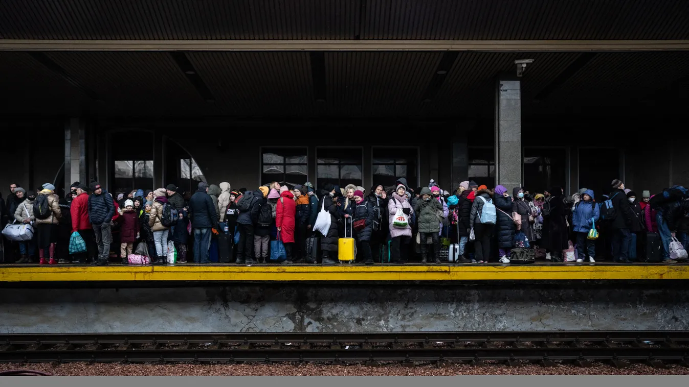 Civilians flock to train station in Kyiv civilians,photography,Russia,Ukraine,war Horizontal 