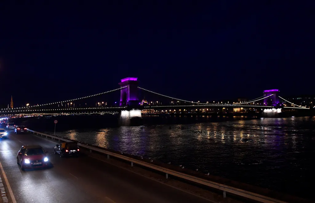 Budapest, 2019. november 17.
A koraszülöttek világnapja alkalmából lila fénnyel megvilágított Lánchíd 2019. november 17-én. A lila szín a koraszülött babák nemzetközi színe.
MTI/Máthé Zoltán 