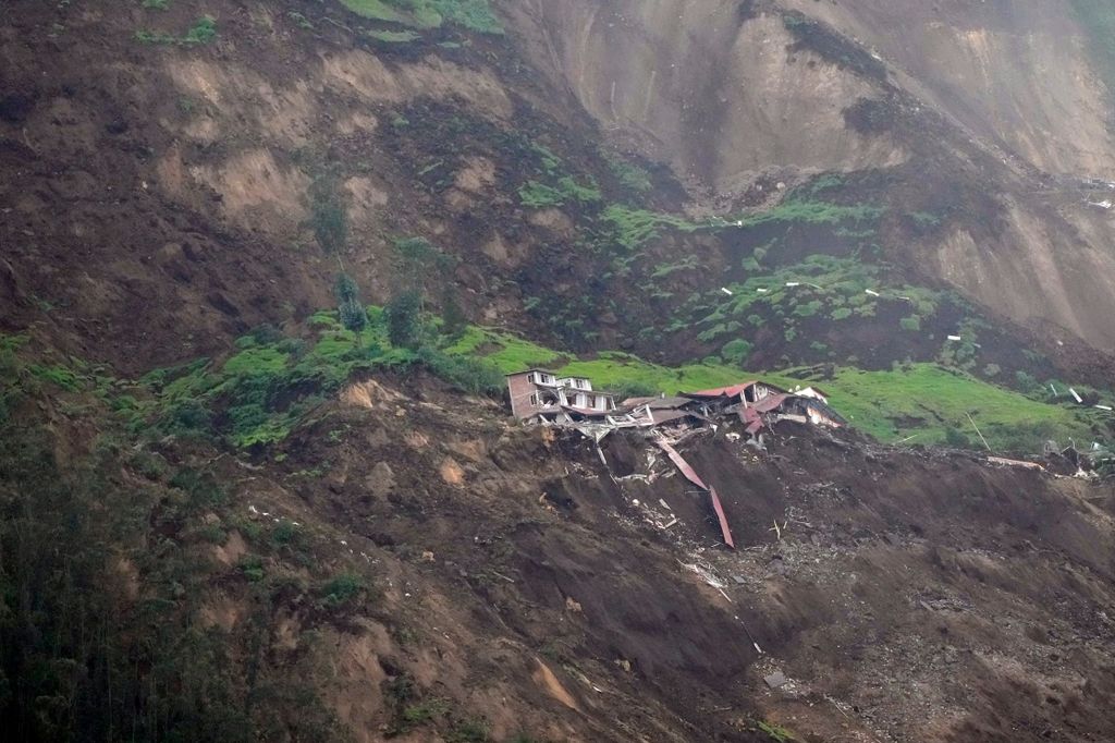 Ecuador földcsuszamlás 
Romba dőlt házak Alausíban 2023. március 27-én, miután az éjjel földcsuszamlás történt az ecuadori város egyik negyedében. Egy újság értesülése szerint 16 ember életét vesztette, 7-et eltűntként tartanak nyilván. A természeti kat 