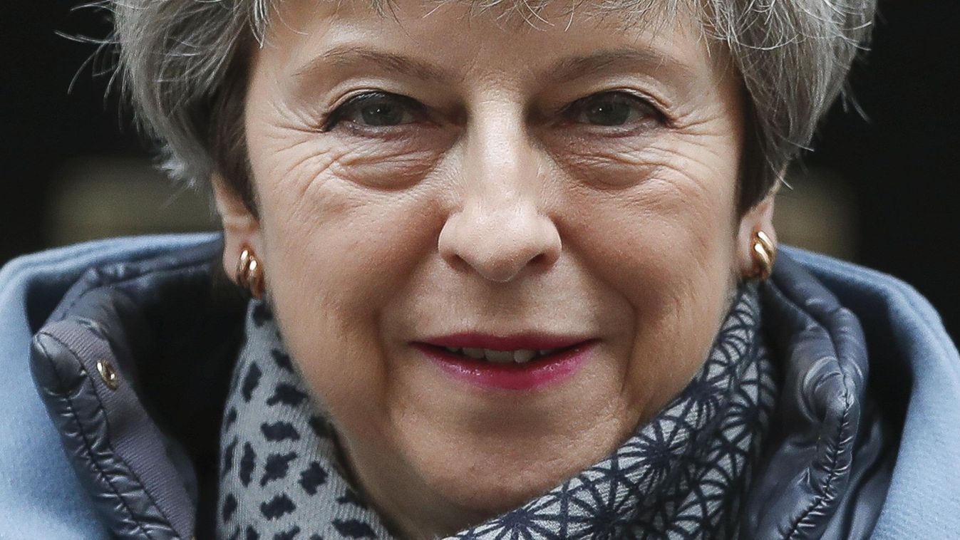 Theresa May brit miniszterelnök a parlamentbe indul a képviselői kérdések és azonnali miniszterelnöki válaszok szokásos heti alsóházi félórájára a londoni kormányfői rezidenciáról, a Downing Street 10-ből 2019. márci 