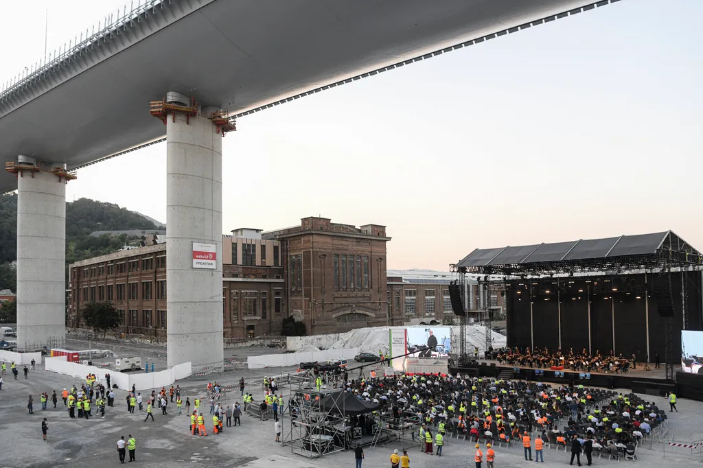 Genova, 2020. július 28.
Az új genovai autópályahíd építésében részt vevő dolgozók tiszteletére a híd alatt adott koncert 2020. július 27-én este. Az új autópályahíd a Morandi híd helyett épült, amely 2018. augusztus 14-én leomlott és 43 ember életét vesz