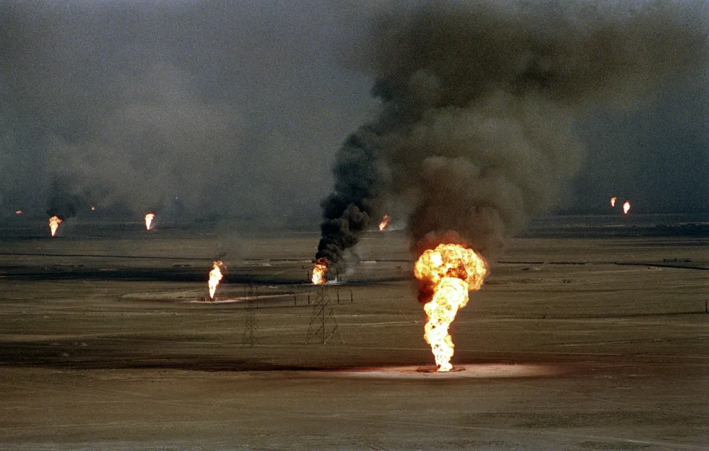 EBF98 Horizontal FIRES AND FIRE-FIGHTING WAR AND CONFLICT GULF WAR OIL FIELD GENERAL VIEW AERIAL VIEW 