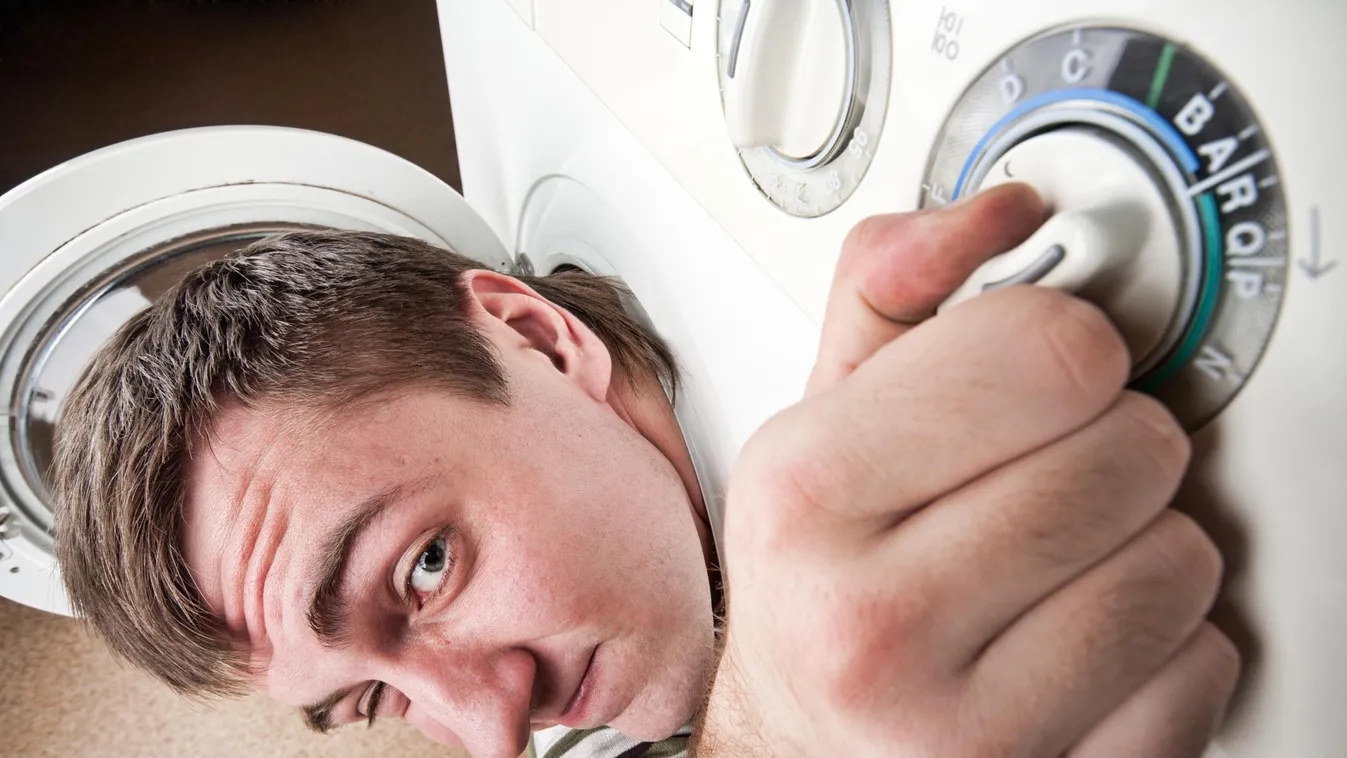 Szerelem, Aki bújt, aki nem: meztelen férfi a mosógépben 