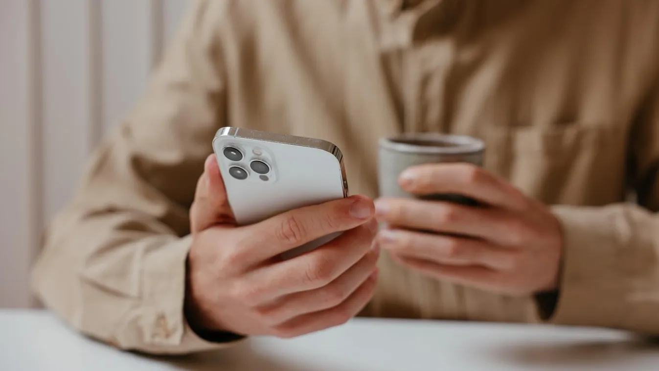 apple iphone mobilozás kávé kávézás telefonozás 