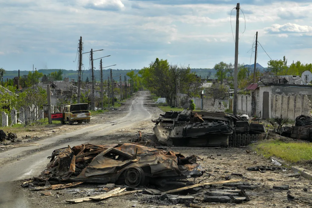 Ukrán válság 2022, orosz, ukrán, háború, Ukrajna, roncs, roncsok, utca, út, luhanszk 