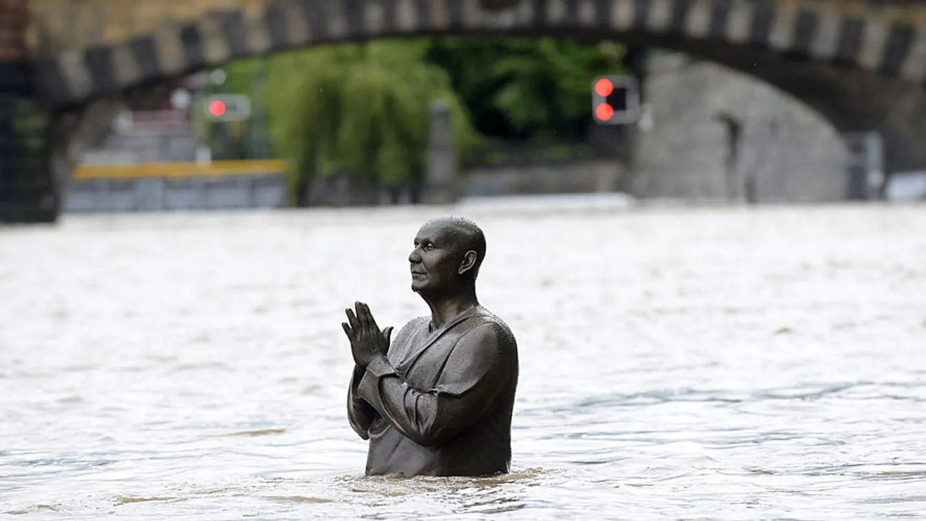 árvíz, áradás, Prága, csehország, 
A medréből kilépett Moldva folyó vizében áll a néhai Sri Chinmoy indiai spirituális vezető szobra Prága belvárosában