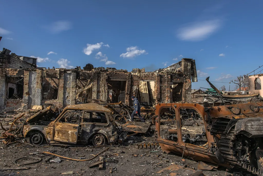 Ukrán válság 2022, orosz, ukrán, háború, Ukrajna, Trostianets, Trosztyanec, rakétatámadás, jármű, autó, romos épület, kiégett, romok 