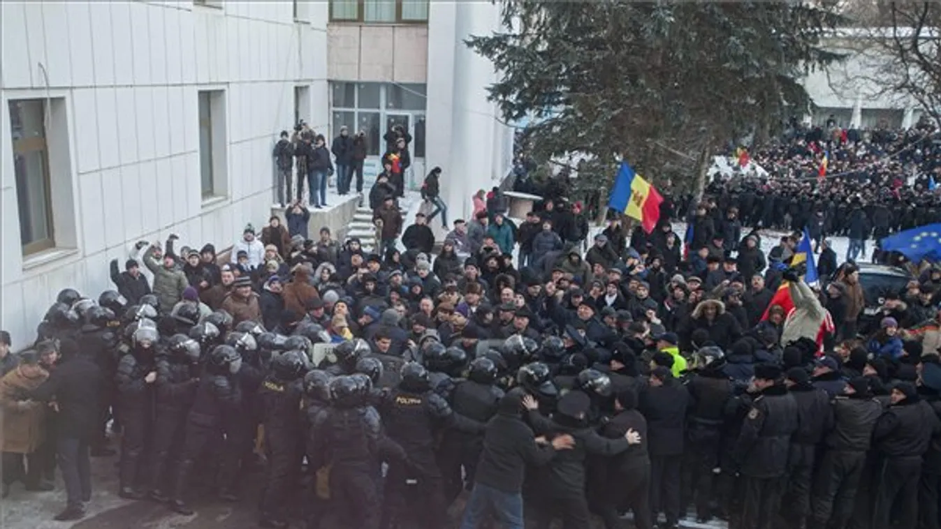 Chisinau, 2016. január 20. Ellenzéki tüntetők és rohamrendőrök összecsapása a moldovai parlament előtt Chisinauban 2016. január 20-án, miután a törvényhozás bizalmat szavazott Pavel Filip miniszterelnök kormányának. 