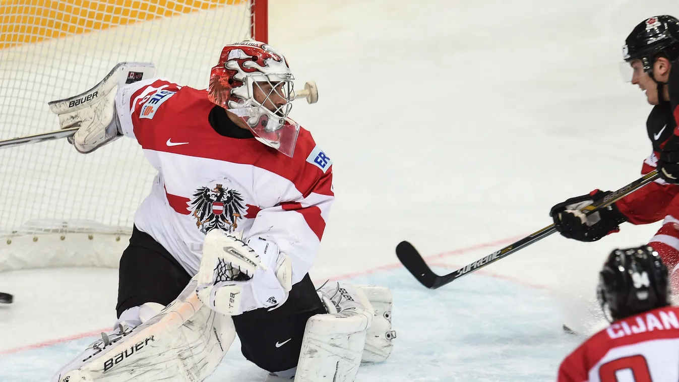 A kanadai Tyson Barrie (j) gólt üt Bernhard Starkbaum osztrák kapusnak a csehországi jégkorong-világbajnokság A csoportjában játszott Kanada-Ausztria mérkőzésen Prágában 2015. május 12-én. 