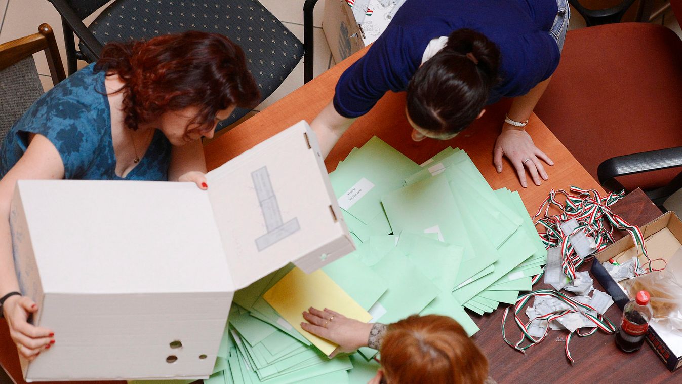 szavazat, választás 2014, billegő körzetek, szavazat számlálás, boríték, kéz, urna, nemzetiszínű szalag, olló 
