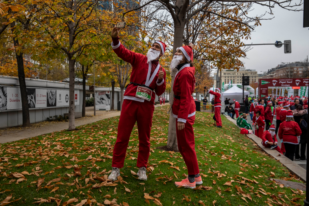 Santa Claus futás, madrid, adomány, maraton, spanyolország, 2022. 12. 18., mikulás futás 